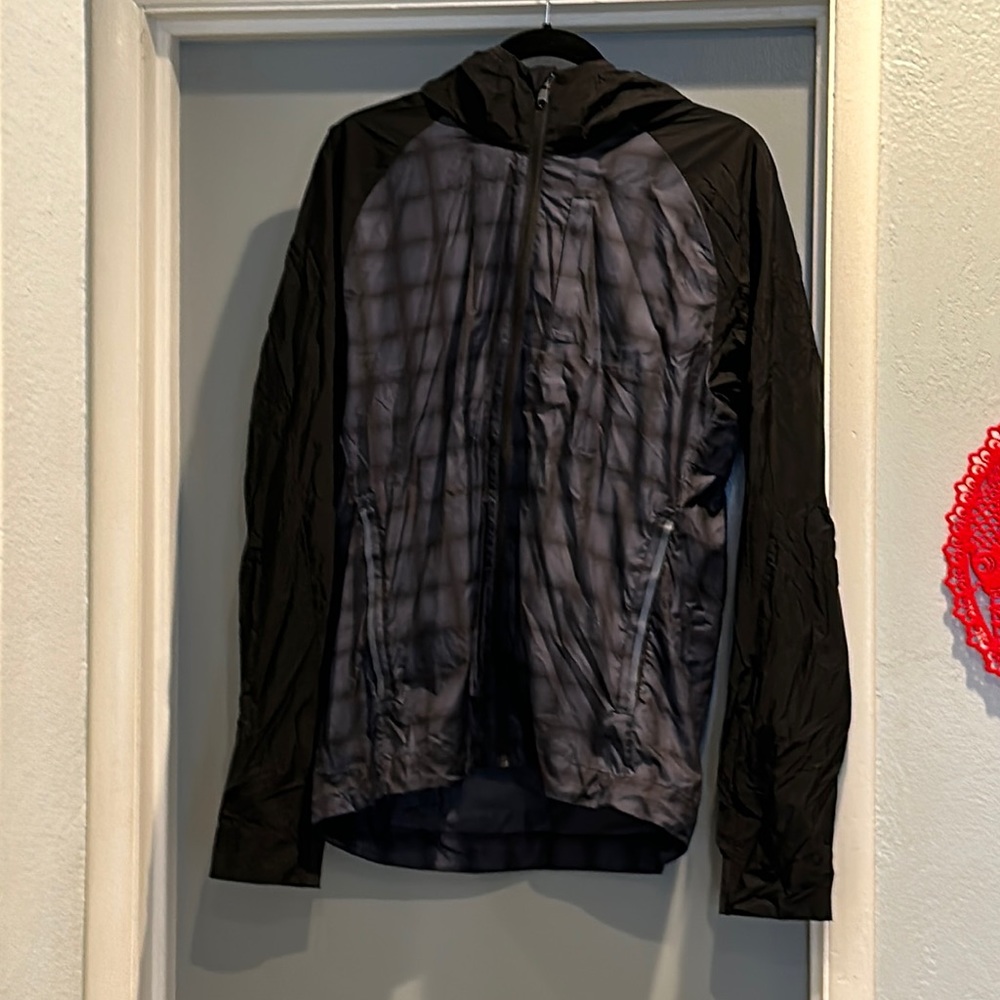 Lululemon Men’s blue/black windbreaker size M, like new, worn once.